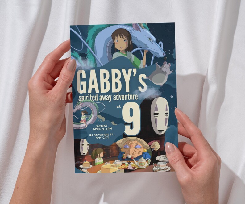 K&ouml;nnte beinhalten: Eine farbenfrohe Einladungskarte mit dem Text "GABBY's spirited away adventure at 9" und Illustrationen von Charakteren aus einem beliebten Animationsfilm. Die Karte enth&auml;lt Eventdetails.