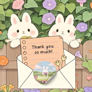 K&ouml;nnte beinhalten: Eine Illustration mit zwei wei&szlig;en Cartoon-Hasen, die &uuml;ber einen Holzzaun schauen. Ein beigefarbener Umschlag enth&auml;lt eine Notiz mit der Aufschrift "Thank you so much!". Ein Aufkleber mit einem Hasen und Blumen ist ebenfalls zu sehen. Der Hintergrund ist mit Blumen und Gr&uuml;n gef&uuml;llt.