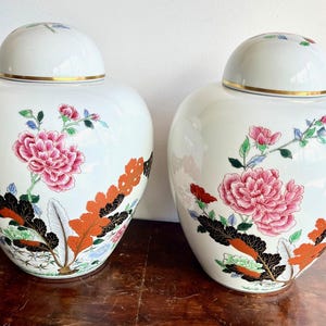 Set di 2 grandi vasi vintage Vista Alegre con coperchi – porcellana dipinta a mano proveniente dal Portogallo – motivo floreale – decorativi e unici