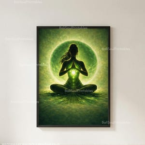 Op de afbeelding: Een ingelijste digitale kunstdruk met het silhouet van een persoon in een zittende meditatiehouding. De figuur is gecentreerd tegen een grote, gloeiende groene cirkelvormige bol met stralende lichtpatronen en een helder lichtpunt bij de borst.