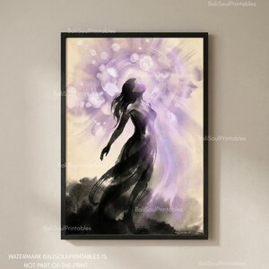 Op de afbeelding: Een ingelijste kunstdruk met een zwart inkt-silhouet van een figuur die omhoog reikt tegen een etherische achtergrond van wervelende lichtpaarse en witte aquarelverf, wat een gevoel van beweging en spirituele energie creëert.