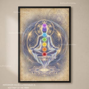 Op de afbeelding: Een ingelijste kunstprint met een centrale figuur in een zittende meditatiehouding. De figuur toont zeven verticaal uitgelijnde, kleurrijke chakrasymbolen tegen een gloeiende, doorschijnende bol en ingewikkelde geometrische patronen in goud en blauw.