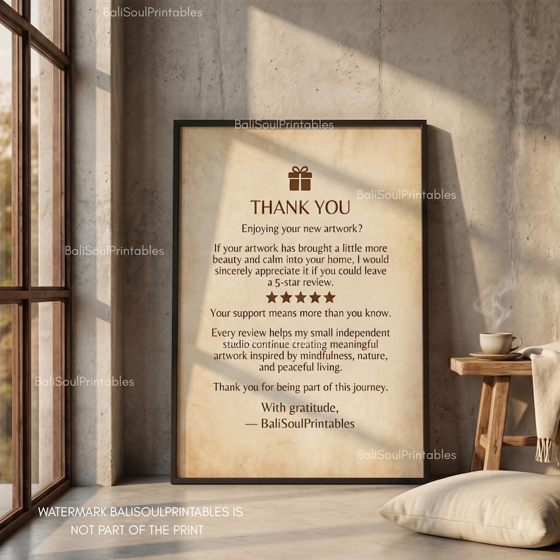 Pu&ograve; includere: Una stampa rettangolare incorniciata con uno sfondo in stile pergamena vintage, caratterizzata da un'icona regalo marrone e dal testo THANK YOU, seguito da una richiesta di recensione a 5 stelle e un messaggio di gratitudine di BaliSoulPrintables.