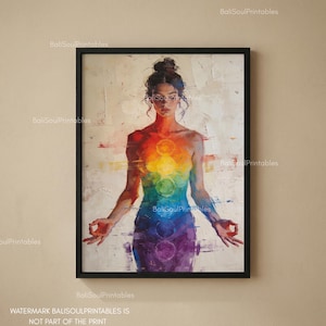 Peut inclure: Une impression d'art encadrée représentant une personne en posture de méditation avec les mains en mudra. La silhouette affiche un alignement vertical de sept couleurs de chakra vibrantes et lumineuses sur un fond texturé aux tons neutres.