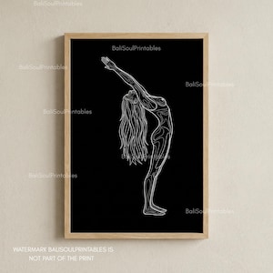 Könnte beinhalten: Ein gerahmter Kunstdruck mit einer weißen Strichzeichnung einer Figur, die mit erhobenen Armen vor einem einfarbigen schwarzen Hintergrund steht. Der Text BaliSoulPrintables ist als Wasserzeichen leicht über das Bild gelegt.