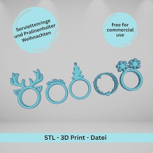 Può includere: Una collezione di anelli portatovaglioli natalizi azzurri. I disegni includono una renna, il testo "HoHoHo", un albero di Natale, una ghirlanda e fiocchi di neve. L'immagine include anche il testo "Serviettenringe und Pralinenhalter Weihnachten", "free for commercial use" e "STL - 3D Print - Datei".