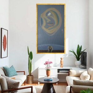 Puede incluir: Pintura abstracta enmarcada en oro. La obra presenta una composición surrealista con una forma similar a un rostro en tonos amarillos y azules, suspendida sobre un paisaje. La pintura se exhibe en un salón.