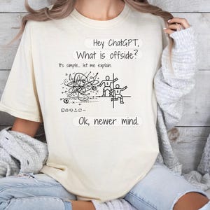 Op de afbeelding: Een set van drie keramische nestkommen in blauwe, groene en witte tinten. De kommen hebben een gespikkelde glazuur en een eenvoudig, modern ontwerp. De grootste kom heeft een diameter van ongeveer 15 cm.