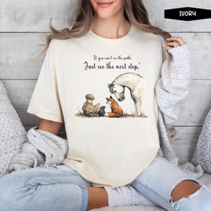 少年、モグラ、キツネ、馬のシャツ、文学の引用、ユニセックスコンフォートカラーTシャツ