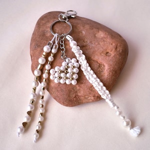 Könnte beinhalten: Rustikales Holzschild mit dem Text "Welcome to our home" in weißer Schrift. Das Schild hat eine Used-Optik und ein schlichtes, einladendes Design, ideal für eine Veranda oder einen Eingangsbereich.