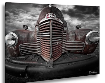 Fotografía frontal de un camión International Harvester, arte mural con rejilla oxidada de un camión vintage, impresión fotográfica de un antiguo camión agrícola.