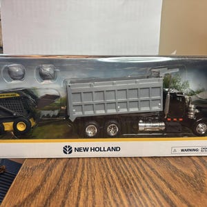 PB16173A Camion à roulettes Peterbilt 335 à l'échelle 1:43 avec ensemble de jeu pour chargeuse compacte New Holland