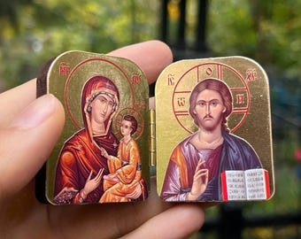 Díptico de iconos de bolsillo de 4 x 5 cm: icono de viaje plegable de madera, dos diseños: Theotokos y Cristo, mini tríptico de iconos ortodoxos.