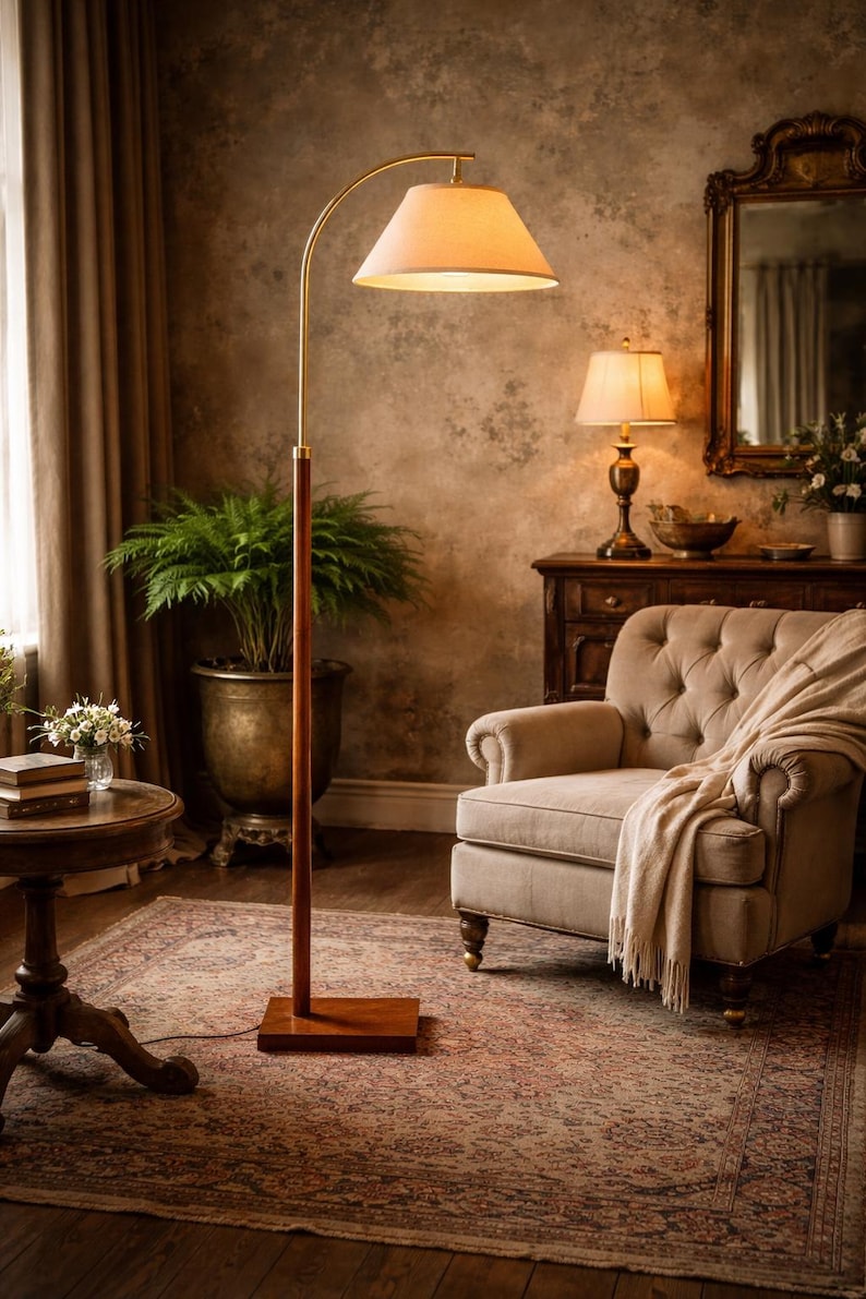 Lámpara de pie de arco vintage con base de madera de latón: lámpara de pie de lujo de mediados de siglo para sala de estar, salón y decoración de hotel.