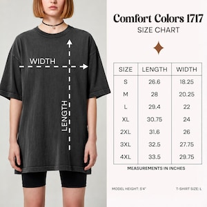 Op de afbeelding: Een antracietgrijs t-shirt met korte mouwen en een maattabel genaamd Comfort Colors 1717. De tabel toont de maten S tot 4XL met bijbehorende lengte- en breedtematen in inches. De afbeelding bevat pijlen die de meetpunten aangeven.