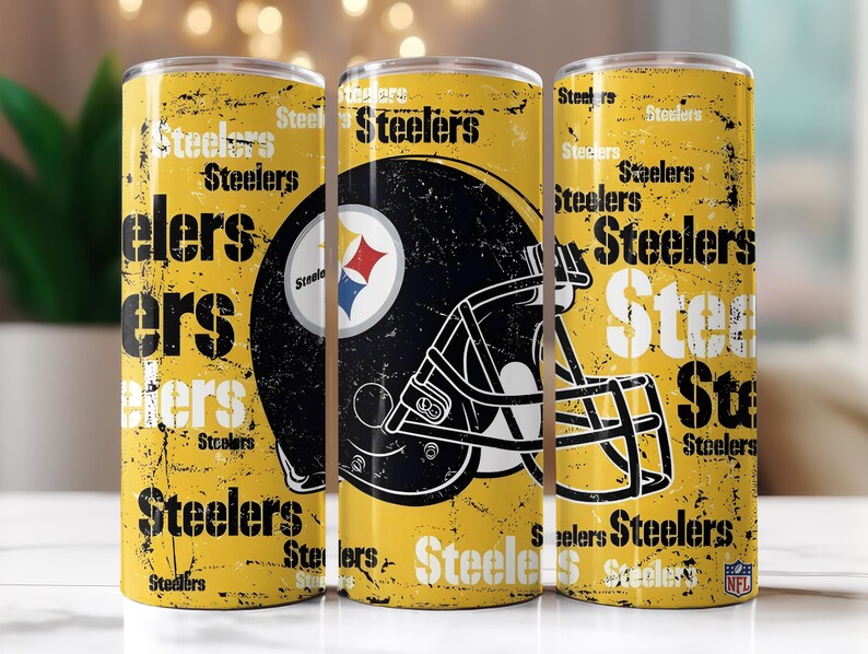 Op de afbeelding: Drie gele bekers met een distressed design met het woord "Steelers" in zwart en wit. Een zwarte voetbalhelm met het Steelers-logo is gecentreerd op een beker. Het NFL-logo is zichtbaar.