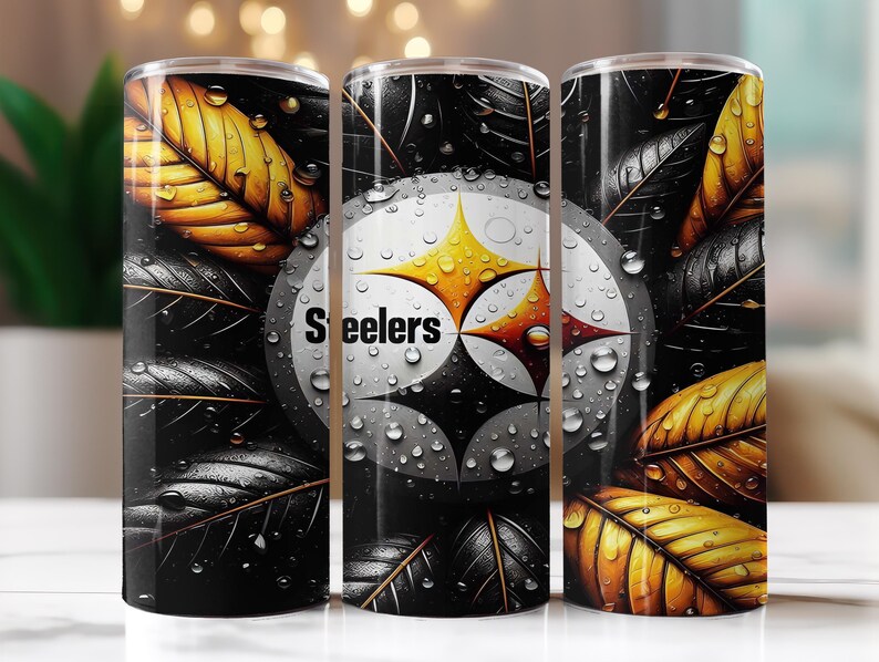 Op de afbeelding: Een roestvrijstalen beker met het logo van de Pittsburgh Steelers op een zwart-witte achtergrond. Het ontwerp bevat gele en gouden bladeren met waterdruppels. Het woord "Steelers" staat op de beker.