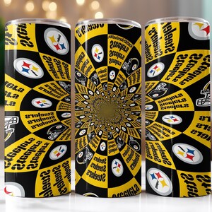 Op de afbeelding: Drie roestvrijstalen bekers met een herhalend patroon van het Pittsburgh Steelers-logo, voetbalhelmen en tekst in geel en zwart. Het ontwerp cre&euml;ert een radiaal effect.