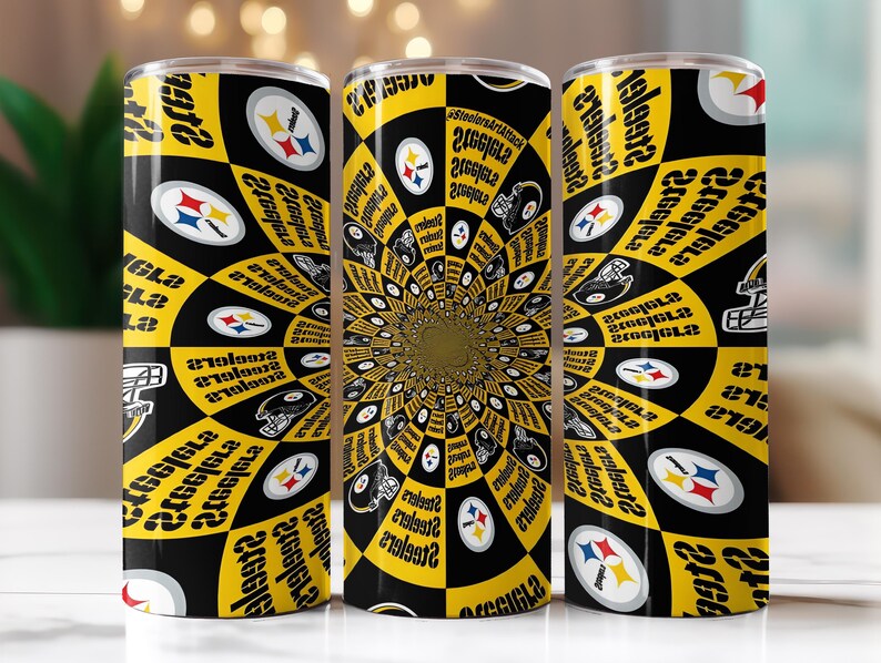 Op de afbeelding: Drie roestvrijstalen bekers met een herhalend patroon van het Pittsburgh Steelers-logo, voetbalhelmen en tekst in geel en zwart. Het ontwerp cre&euml;ert een radiaal effect.