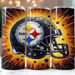 Op de afbeelding: Drie roestvrijstalen bekers met een Pittsburgh Steelers footballhelm ontwerp. De helm is zwart en goud, met het Steelers logo. De achtergrond heeft een uitbarsting van geel en oranje licht.