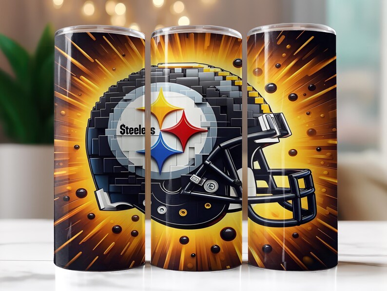 Op de afbeelding: Drie roestvrijstalen bekers met een Pittsburgh Steelers footballhelm ontwerp. De helm is zwart en goud, met het Steelers logo. De achtergrond heeft een uitbarsting van geel en oranje licht.