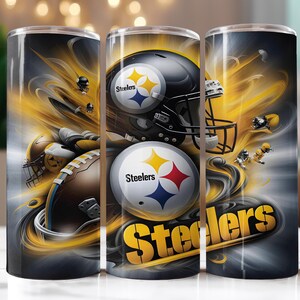 Op de afbeelding: Een cilindrische tumbler met een dynamisch ontwerp met een footballhelm en football. Het ontwerp bevat het Steelers-logo in geel, zwart en wit, met het woord "Steelers" in gele letters. De achtergrond heeft een geel en grijs abstract ontwerp.