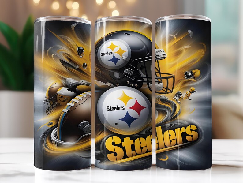 Op de afbeelding: Een cilindrische tumbler met een dynamisch ontwerp met een footballhelm en football. Het ontwerp bevat het Steelers-logo in geel, zwart en wit, met het woord "Steelers" in gele letters. De achtergrond heeft een geel en grijs abstract ontwerp.
