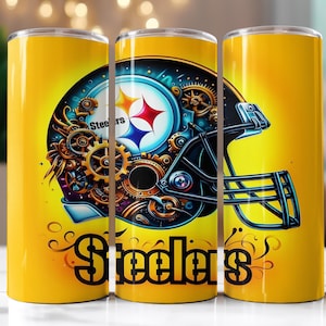 Op de afbeelding: Gele beker met een ontwerp van een Pittsburgh Steelers American footballhelm, met uurwerktandwielen en het teamlogo. Het woord "Steelers" staat in een gestileerd lettertype. De cilindrische beker heeft een glanzende afwerking. De hoogte is ongeveer 20 cm.
