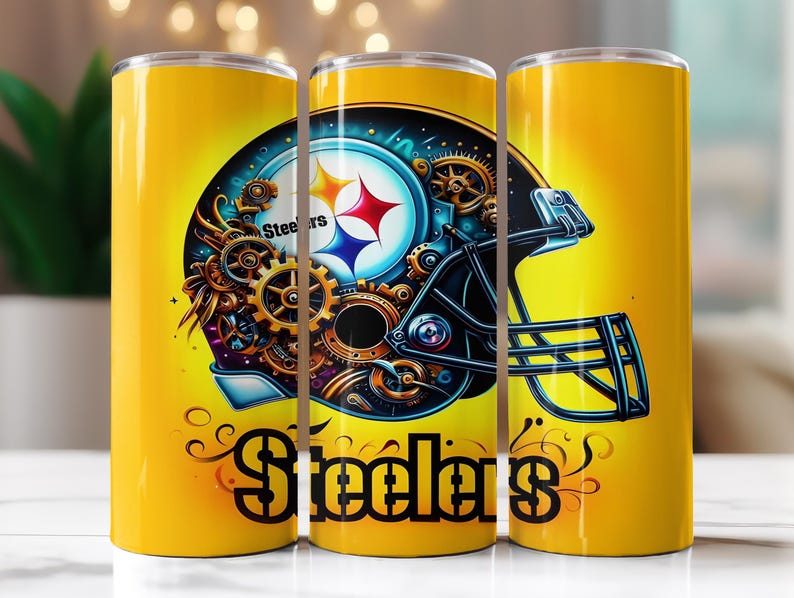 Op de afbeelding: Gele beker met een ontwerp van een Pittsburgh Steelers American footballhelm, met uurwerktandwielen en het teamlogo. Het woord "Steelers" staat in een gestileerd lettertype. De cilindrische beker heeft een glanzende afwerking. De hoogte is ongeveer 20 cm.