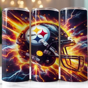 Op de afbeelding: Set van drie roestvrijstalen bekers met een ontwerp van een voetbalhelm en het logo van de Pittsburgh Steelers. Het ontwerp heeft een dynamische achtergrond van bliksem en vurige kleuren, wat een gedurfde en energieke uitstraling cre&euml;ert.