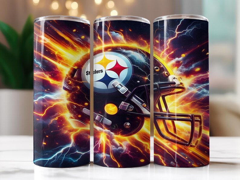 Op de afbeelding: Set van drie roestvrijstalen bekers met een ontwerp van een voetbalhelm en het logo van de Pittsburgh Steelers. Het ontwerp heeft een dynamische achtergrond van bliksem en vurige kleuren, wat een gedurfde en energieke uitstraling cre&euml;ert.