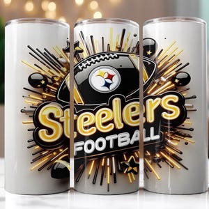 Op de afbeelding: Witte beker met een Pittsburgh Steelers voetbalontwerp. Het ontwerp bevat een voetbal, het teamlogo en de woorden "Steelers Football" in goud en zwart. Het ontwerp is omgeven door sterren en zwarte bollen.