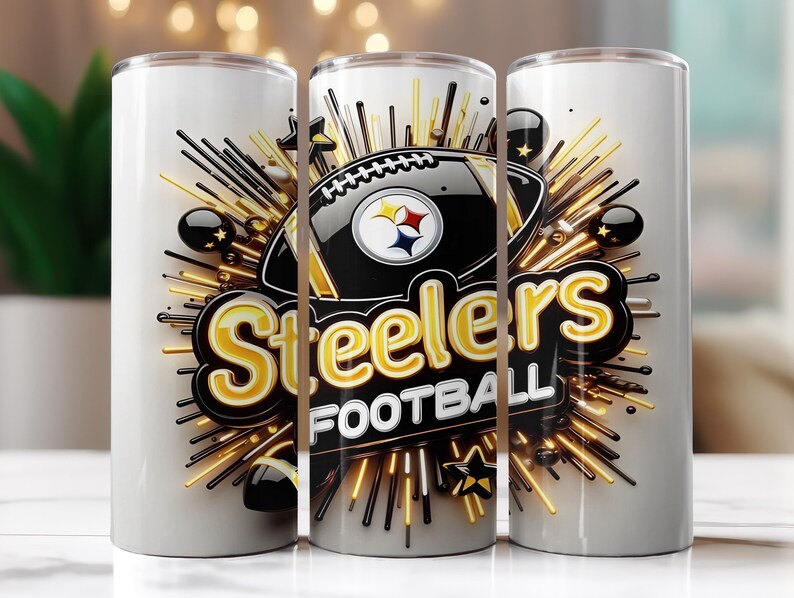 Op de afbeelding: Witte beker met een Pittsburgh Steelers voetbalontwerp. Het ontwerp bevat een voetbal, het teamlogo en de woorden "Steelers Football" in goud en zwart. Het ontwerp is omgeven door sterren en zwarte bollen.