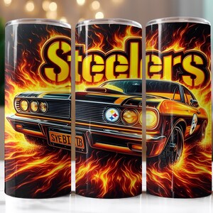 Op de afbeelding: Een roestvrijstalen beker met een vintage auto-ontwerp omringd door vlammen. De auto is zwart en oranje, met het woord "Steelers" in geel. De achtergrond is vurig oranje en zwart.