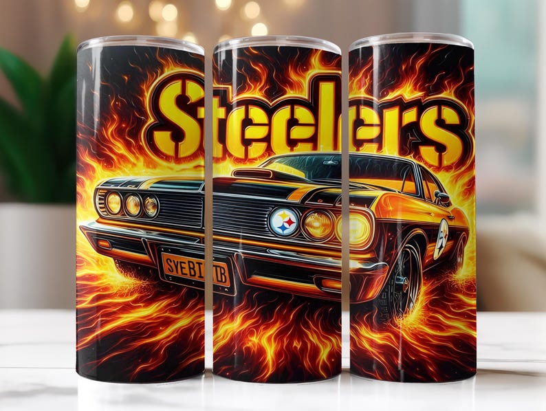 Op de afbeelding: Een roestvrijstalen beker met een vintage auto-ontwerp omringd door vlammen. De auto is zwart en oranje, met het woord "Steelers" in geel. De achtergrond is vurig oranje en zwart.