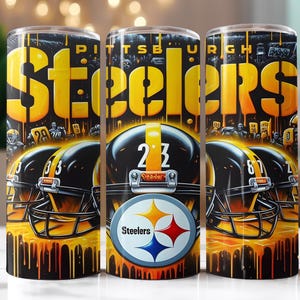 Op de afbeelding: Drie roestvrijstalen bekers met een Pittsburgh Steelers-thema. Het ontwerp toont de teamnaam in geel, zwarte helmen en het Steelers-logo. De achtergrond heeft een druipend verfeffect.