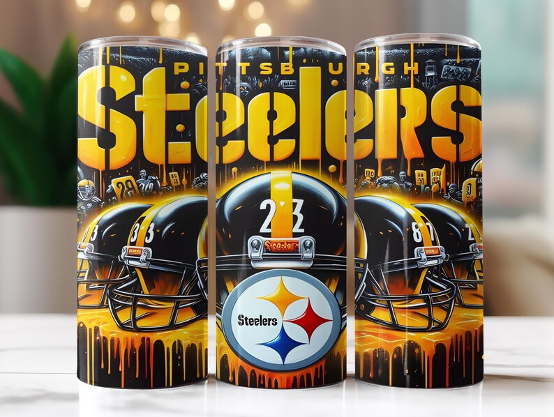 Op de afbeelding: Drie roestvrijstalen bekers met een Pittsburgh Steelers-thema. Het ontwerp toont de teamnaam in geel, zwarte helmen en het Steelers-logo. De achtergrond heeft een druipend verfeffect.