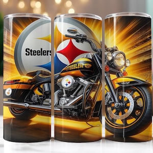 Op de afbeelding: Een roestvrijstalen beker met een motorfietsontwerp en het logo van de Pittsburgh Steelers. De beker heeft een zwart-geel kleurenschema, met het woord "Steelers" prominent weergegeven.