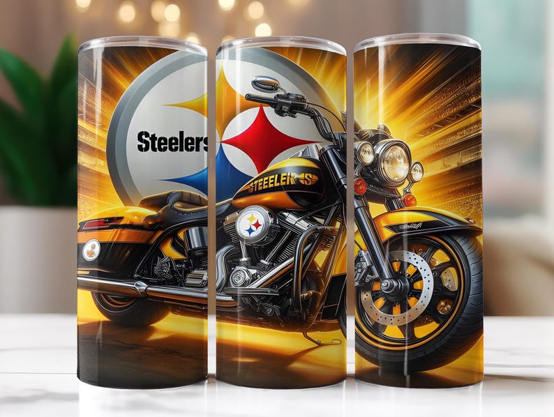 Op de afbeelding: Een roestvrijstalen beker met een motorfietsontwerp en het logo van de Pittsburgh Steelers. De beker heeft een zwart-geel kleurenschema, met het woord "Steelers" prominent weergegeven.