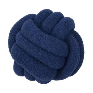 Op de afbeelding: Een donkerblauw knoopkussen in een bolvorm, gemaakt van een doorlopende, pluche en getextureerde stoffen buis die is geweven in een complex, meerlaags knooppatroon. Het oppervlak heeft een zachte, pluizige uitstraling in marineblauw.