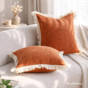 Funda de almohada con borlas color naranja quemado / Decoración estilo granja bohemia