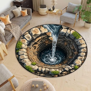 Peut inclure: Un tapis rond avec une illusion 3D d'un puits, avec de l'eau tombant dans un bassin sombre. Le tapis a une bordure en forme de pierre et est posé sur un plancher en bois clair. Des plantes vertes sont dispersées autour du bord du puits.