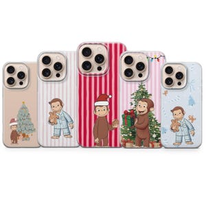Puede incluir: Cinco fundas para teléfono con el personaje de Curious George en diseños navideños. Las fundas muestran a George con un árbol de Navidad, regalos y un gorro de Papá Noel. Los fondos incluyen diseños a rayas y estampados.