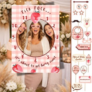 Puede incluir: Un accesorio de fotomatón a cuadros rosas y blancos con las palabras "Tick Tock... It's about to get berry sweet" y un diseño de fresa. Incluye accesorios fotográficos con temas de baby shower.