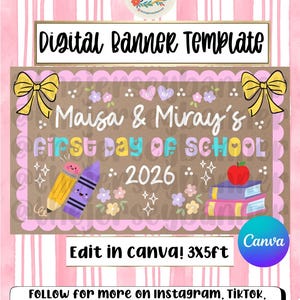 Può includere: Un modello di banner digitale con sfondo marrone, bordi smerlati rosa, fiocchi gialli e grafiche a tema scolastico tra cui una matita, un pastello, libri e una mela. Il testo recita Maisa & Miray's FIRST DAY OF SCHOOL 2026.