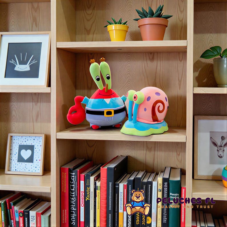 K&ouml;nnte beinhalten: Ein Holzregal zeigt Pl&uuml;schtiere von Mr. Krabs und Gary aus Spongebob Schwammkopf. Das Regal enth&auml;lt auch gerahmte Kunstwerke, Topfpflanzen und eine Sammlung von B&uuml;chern. Die Pl&uuml;schtiere sind farbenfroh und detailliert.