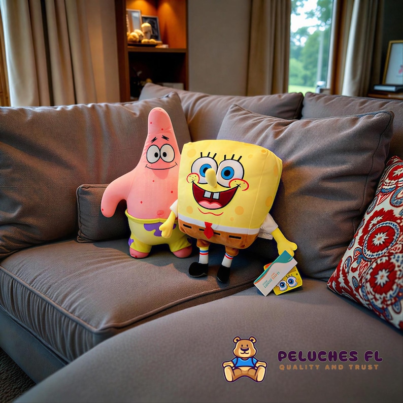 K&ouml;nnte beinhalten: Zwei Pl&uuml;schtiere von SpongeBob Schwammkopf und Patrick Star aus der Zeichentrickserie, auf einem grauen Sofa. SpongeBob ist gelb mit roter Krawatte, und Patrick ist rosa. Ein Etikett mit einem SpongeBob-Bild ist sichtbar.