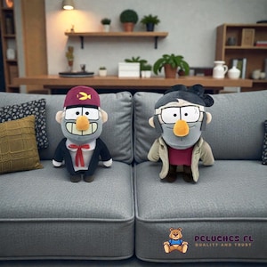 Könnte beinhalten: Zwei Plüschpuppen von Zeichentrickfiguren, jede mit unverwechselbaren Merkmalen. Eine trägt einen weinroten Hut und einen schwarzen Anzug mit roter Fliege. Die andere Puppe hat eine Brille und eine beige Jacke. Beide Puppen befinden sich auf einem grauen Sofa.