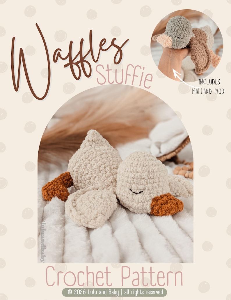 Puede incluir: Imagen de un patr&oacute;n de crochet para un peluche de pato color crema con detalles marrones. El texto "Waffles Stuffie" se muestra en una fuente elegante. La imagen tambi&eacute;n incluye el texto "Crochet Pattern" y "Includes Mallard Mod".