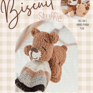 Peut inclure: Un doudou ours brun crocheté avec un museau crème et un pull rayé. L'image comprend un mod Winnie/Panda plus petit. Le texte indique "Biscuit Stuffie" et "Crochet Pattern". Copyright 2026 Lulu and Baby.